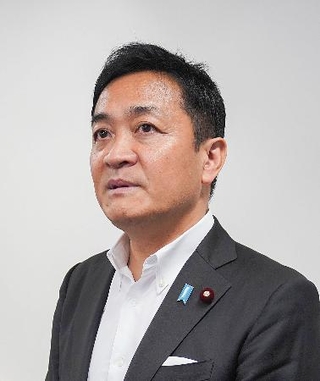 　福岡市で取材に応じる国民民主党の玉木代表＝６日午後