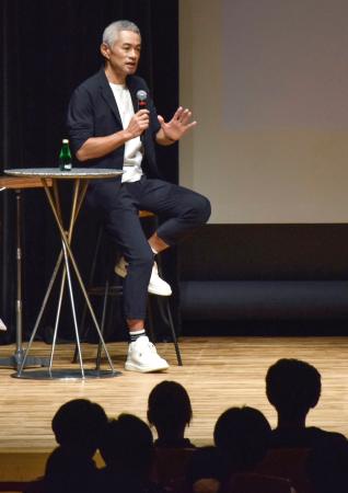 　神戸市内の高校生らと語り合うイチローさん＝６日午前、神戸市中央区