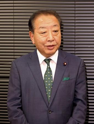 　横浜市で記者団の取材に応じる立憲民主党の野田代表＝６日午後