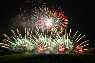 　北海道室蘭市で開かれた「室蘭満天花火」＝６日夜