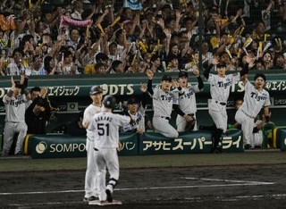 　７回、中野（５１）の適時打で盛り上がる阪神ベンチ＝甲子園