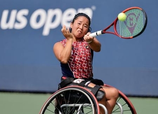　車いすの部女子シングルス決勝でプレーする上地結衣＝ニューヨーク（共同）