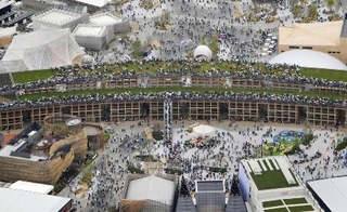 　多くの人でにぎわう万博会場。中央は大屋根リング＝４月