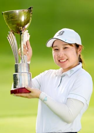 　通算１２アンダーでツアー初優勝を果たした荒木優奈＝ゴルフ５カントリーオークビレッヂ