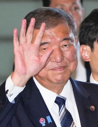 　首相官邸に入る石破首相＝７日午後４時５５分