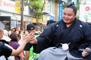 　故郷の千葉県柏市で、初優勝の祝賀パレードをする琴勝峰＝７日