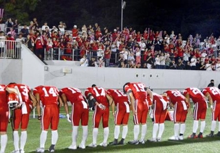 　アメリカンフットボール関東大学２部リーグ初戦の専修大に圧勝し、客席に向けて一礼する日大の選手ら＝７日、東京・駒沢第二球技場