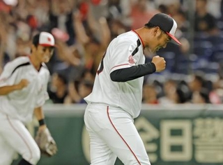 　日本生命戦の６回、ピンチをしのぎ、拳を握る三菱自動車岡崎・戸田＝東京ドーム