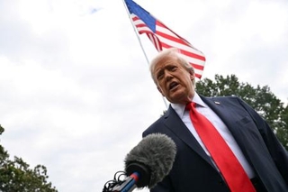 　ホワイトハウスで報道陣の質問に答えるトランプ米大統領＝７日、ワシントン（ロイター＝共同）