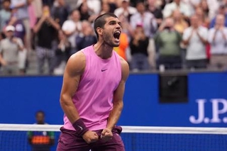 　全米テニスで３年ぶりの優勝を決め、雄たけびを上げるカルロス・アルカラス＝７日、ニューヨーク（ＡＰ＝共同）