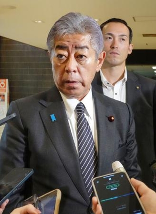 　外務省で記者団の取材に応じる岩屋外相＝８日午前