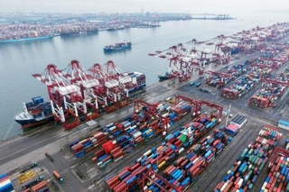 　中国山東省青島市の港に停泊するコンテナ船＝８月（共同）