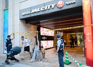 　男性が刺されたホテル＝８日午後６時２１分、那覇市