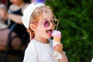 　暑い日が続いたトルコのアンカラでアイスクリームを食べる子ども＝７月（ゲッティ＝共同）
