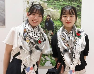 　パレスチナのブースでガイドを務める柳瑠音さん（右）と山中李咲さん＝大阪市此花区の夢洲