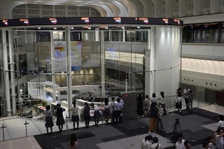 　東京証券取引所の電光掲示板