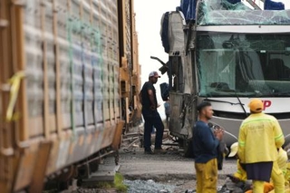　８日、貨物列車と衝突して破損したバス＝メキシコ・アトラコムルコ（ＡＰ＝共同）
