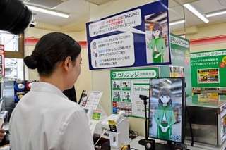 　セブン-イレブン・ジャパンが試験導入した、離れた場所からの接客を可能にするモニター＝９日午前、東京都荒川区