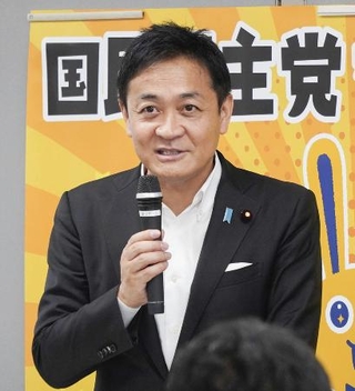 　党の会合であいさつする国民民主党の玉木代表＝６日、福岡市