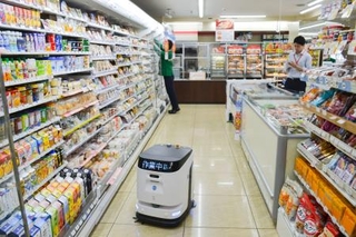 　セブン-イレブン・ジャパンが試験導入した、店舗の床を清掃するロボット＝９日午前、東京都荒川区