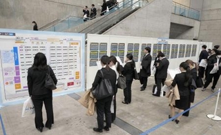 　合同会社説明会に参加し、掲示板を見る学生ら＝８月、千葉市