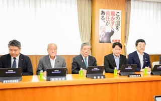 　自民党の総務会に臨む（左から）木原選対委員長、鈴木総務会長、森山幹事長、小野寺政調会長ら。総裁選は国会議員と党員・党友が投票に参加する形式に決めた＝９日午前、東京・永田町の党本部