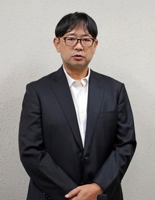 　子どもへの不適切な言動などを調査する委員による会合後、取材に応じる所寿弥弁護士＝９日午前、名古屋市役所
