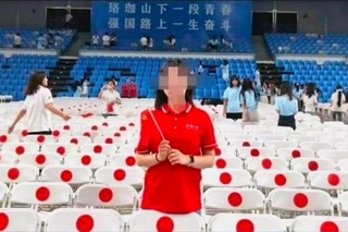 　「微博（ウェイボ）」に投稿された、中国湖北省の武漢大大学院の入学式で使用された椅子の画像（画像の一部が加工されています、共同）