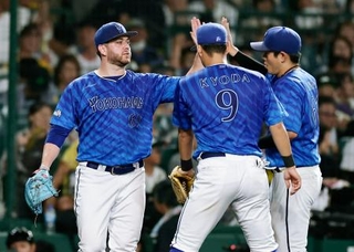 　７回を終え、好守を見せた右翼手蝦名（右）とタッチを交わすＤｅＮＡのケイ＝甲子園