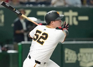 　１回巨人１死満塁、リチャードが左越えに満塁本塁打を放つ＝東京ドーム
