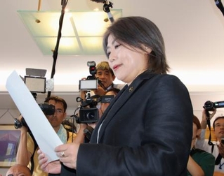 　静岡県伊東市議会の解散通知書を読み上げる田久保真紀市長＝１０日午前、伊東市