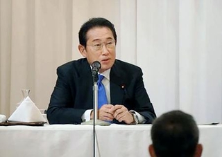 　自民党議員の会合で発言する岸田前首相＝１０日午前、東京都千代田区
