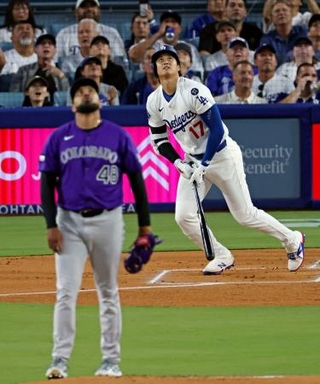 　ロッキーズ戦の１回、中飛に倒れるドジャース・大谷。投手マルケス＝ロサンゼルス（共同）