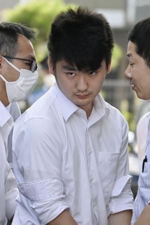 　千葉県警佐倉署に入る山本裕也容疑者＝１０日午前８時４８分