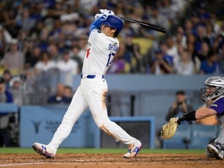　ロッキーズ戦の５回、右前適時打を放つドジャース・大谷＝ロサンゼルス（共同）