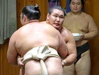 　稽古で欧勝馬（手前）と胸を合わせる横綱豊昇龍＝東京都台東区の立浪部屋