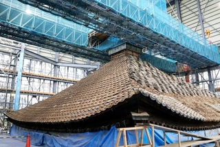 　大修理が進む興福寺の五重塔で、報道陣に公開された屋根瓦の解体工事＝１０日午後、奈良市