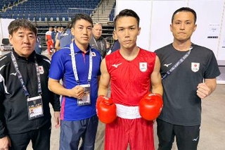 　ボクシングの世界選手権男子６０キロ級で準々決勝を突破した北本隼輔（右から２人目）＝１０日、リバプール（日本ボクシング連盟提供）