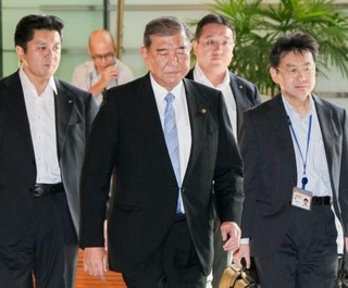 　首相官邸に入る石破首相＝１１日午前