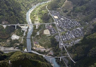 　川辺川ダム建設に伴う水没予定地周辺。集落は高台の代替地（右）に移転した＝２０２４年４月、熊本県五木村（共同通信社ヘリから）