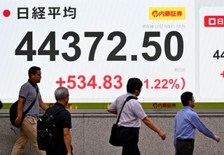 　日経平均株価の終値を示すボード。２日連続で最高値を更新し、初めて４万４０００円を超えた＝１１日午後、東京都中央区