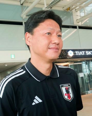 　取材に応じるサッカーのＵ-２２日本代表の大岩剛監督＝１１日、羽田空港