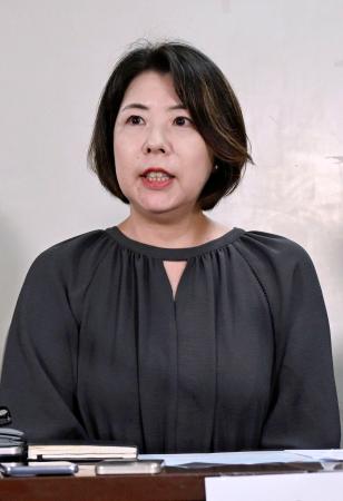 　判決後、記者会見する原告代表の木本薫子さん＝１１日午後、東京・霞が関の司法記者クラブ