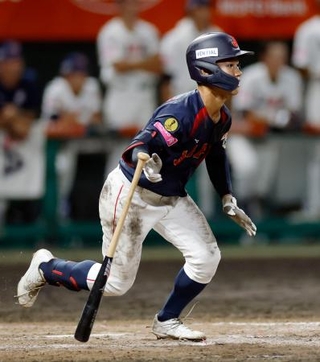 　米国戦のタイブレークの８回、決勝の二塁打を放つ岡部＝沖縄セルラー