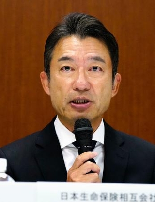 　情報の不正持ち出し事案で記者会見する日本生命保険の赤堀直樹副社長＝１２日午後、東京都千代田区