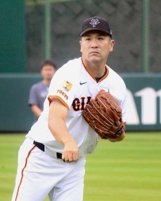 　キャッチボールで調整する巨人・田中将＝川崎市のジャイアンツ球場