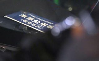 　オルセン被告の妻の遺体が見つかったホテル前に駐車する米軍公用車＝２０２４年１０月、福岡市中央区