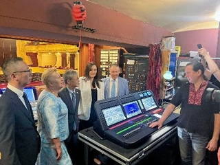 　日本政府からウクライナ国立歌劇場に供与された照明制御装置＝１１日、キーウ（在ウクライナ日本大使館提供、共同）