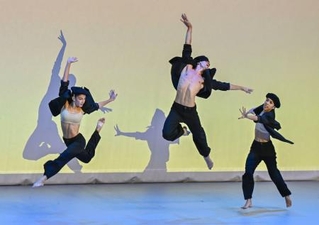 　イタリアのナショナルデーで披露されたミラノ・スカラ座バレエアカデミーの演技＝１２日午後、大阪市此花区の夢洲