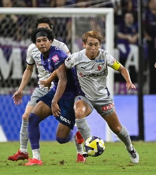 　広島-京都　前半、競り合う広島・ジャーメイン（左）と京都・福岡＝Ｅピース